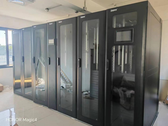 精致為廣深高速大觀路機(jī)房搬遷改造工程提供單排一體化配電柜